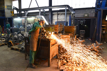 Industriearbeiter arbeitet mit einem Brennschneider // Industrial worker works with a flame cutter