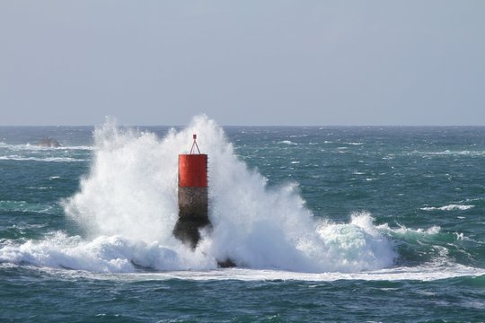 balise en mer,recouverte par des vagues , temp&ecirc;te