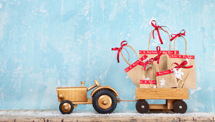 Weihnachtsgeschenke auf dem Traktor © Jenny Sturm