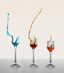 Aperitife spritzen aus Gläsern