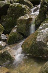 Naklejka na ściany i meble Wasserfall mit Stein