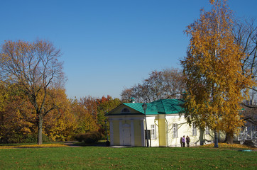 Fototapeta na wymiar MOSCOW, RUSSIA - October 21, 2015: Park at the Kolomenskoye esta