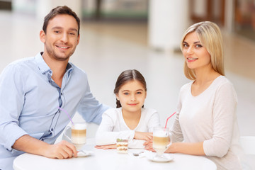 Obraz na płótnie Canvas Friendly family sitting in the cafe 