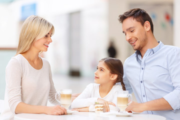 Obraz premium Friendly family sitting in the cafe 