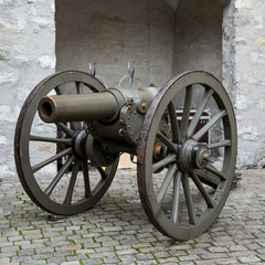 Alte Kanone mit Speichenrädern