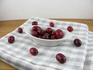 Frische Kornelkirschen im Schälchen