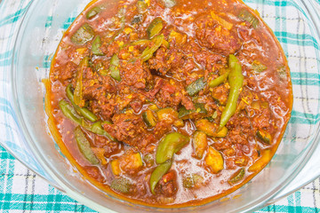cari boîte boeuf à la créole, courgette, gros piments 