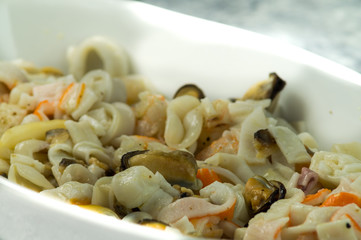 Insalata di mare in primo piano, frutti di mare, antipasto caldo di mare. Pesce fresco come antipasto