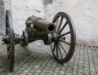 Alte Kanone mit Speichenrädern