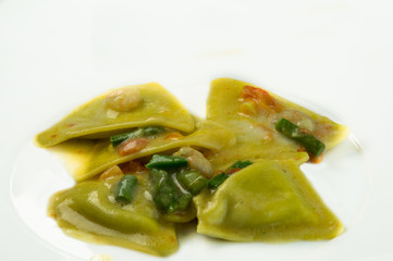 Ravioli di pesce con asparagi e gamberetti, piatto in primo piano