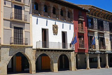 Fototapeta na wymiar Rathausplatz von Graus in der Provinz Aragon