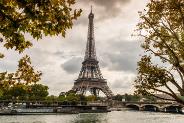 Fototapeta na wymiar La célèbre Tour Eiffel sur la Seine dans la capitale Paris en France