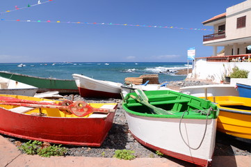 Kolorowe łódki w La Caleta na Teneryfie