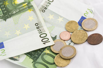 Billetes y monedas apilados de euro - obrazy, fototapety, plakaty