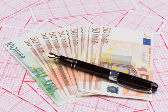 Lotterielos mit Euro-Banknoten