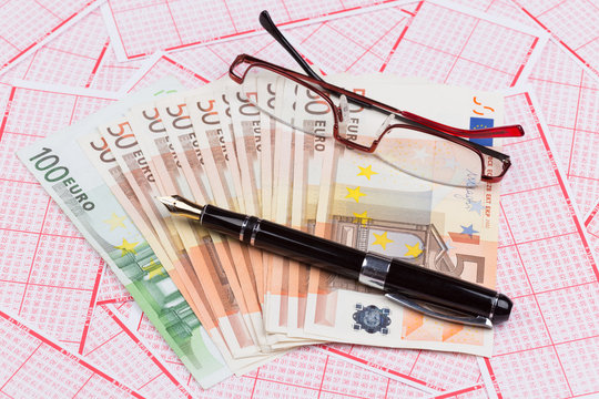 Lotterielos mit Euro-Banknoten