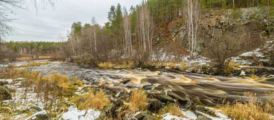первый снег в лесу на берегу бурной реки, Россия, Урал  © 7ynp100