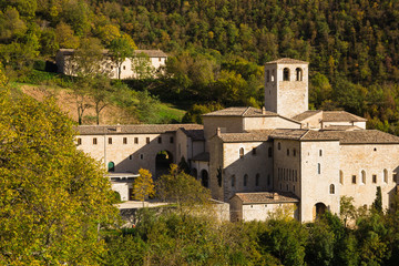 Foto del monastero di Fonte Avellana alle pendici del Monte Catria