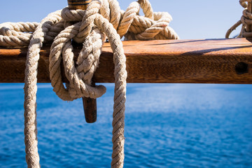 Seile und Knoten auf einem Segelschiff