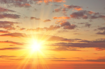 Fototapeta premium Złoty zachód słońca z promieniami słońca