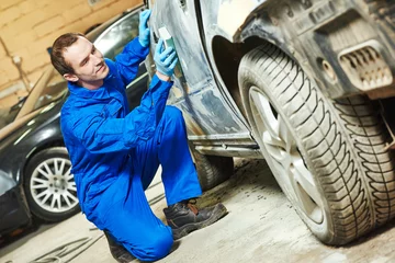 Deurstickers auto mechanic worker sanding bumper car © Kadmy