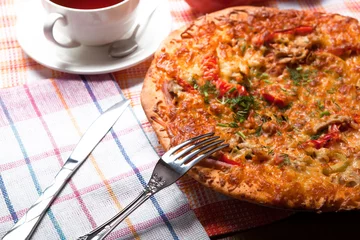 Photo sur Plexiglas Pizzeria breakfast pizza and tea