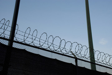 Stacheldrahtzaun - Grenze - Gefängnis