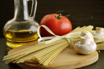 long noodles, mushrooms,tomato