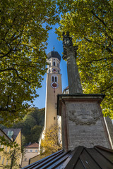 Kirche St. Andreas und Mariensäule am Marienplatz in der Altstadt Wolfratshausen
