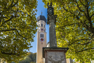 Kirche St. Andreas und Mariensäule am Marienplatz in Wolfratshausen