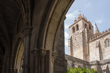 Fototapeta na wymiar Claustro de la catedral de Évora en Portugal