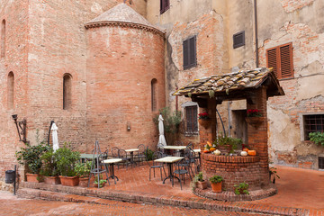 Puits dans un village italien de Toscane