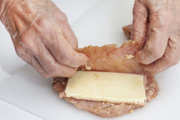 Rellenando carne de cerdo con queso y jamón