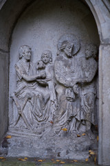 Bibelszene auf altem Grabstein
