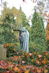 Jesus mit Kreuz von hinten