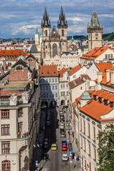 Obraz premium Widok z lotu ptaka: Tradycyjne czerwone zadaszone domy w Pradze. Republika Czeska.