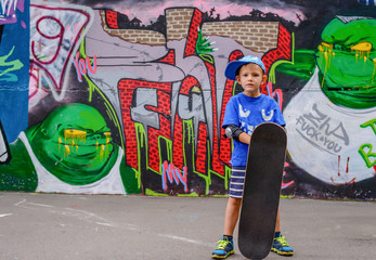 Obraz na płótnie Canvas Happy young boy posing with his skateboard