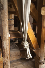 Mahlwerk einer Windmühle mit Einfülltrichter