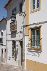 Paseo por las calles de la antigua ciudad portuguesa de évora