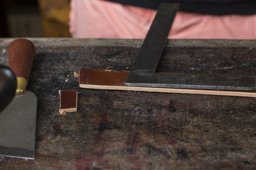 Process of making a leather belt with a low depth of field