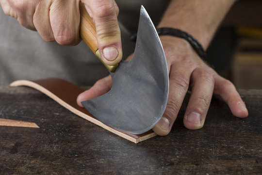 Process of making a leather belt with a low depth of field
