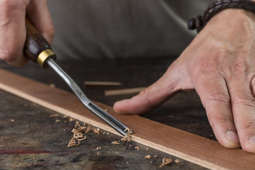Process of making a leather belt with a low depth of field