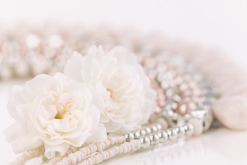 Obraz na płótnie Canvas Soft pastel roses with necklace