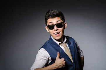 Obraz premium Young man in blue vest against gray