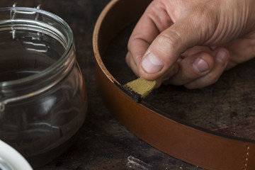 Process of making a leather belt with a low depth of field, painting the edge