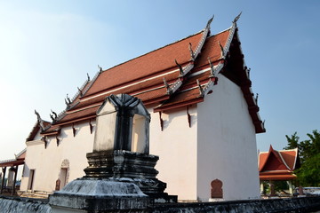 Fototapeta na wymiar Thai temple/Buddhist site of chueng tha-na bot,nonthaburi city,thailand.