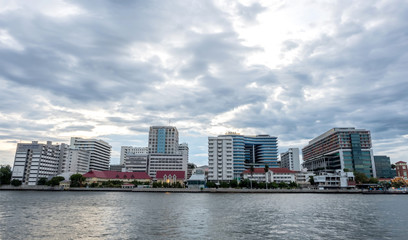 Obraz premium Siriraj hospital in night light and cloudy view