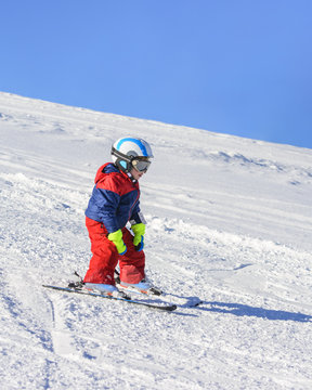 kleiner Rennfahrer auf Skiern