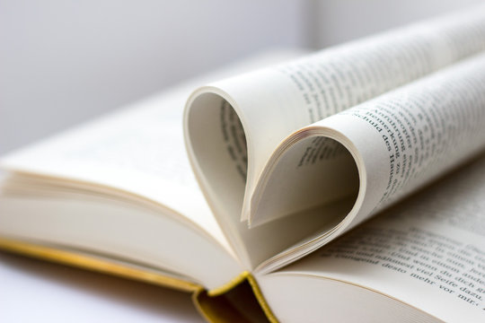 Buchseiten Herzform