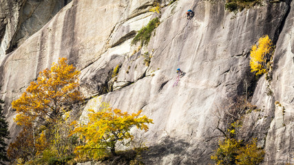 Val Masino (IT) - Val di Mello - coppia di rocciatori in azione